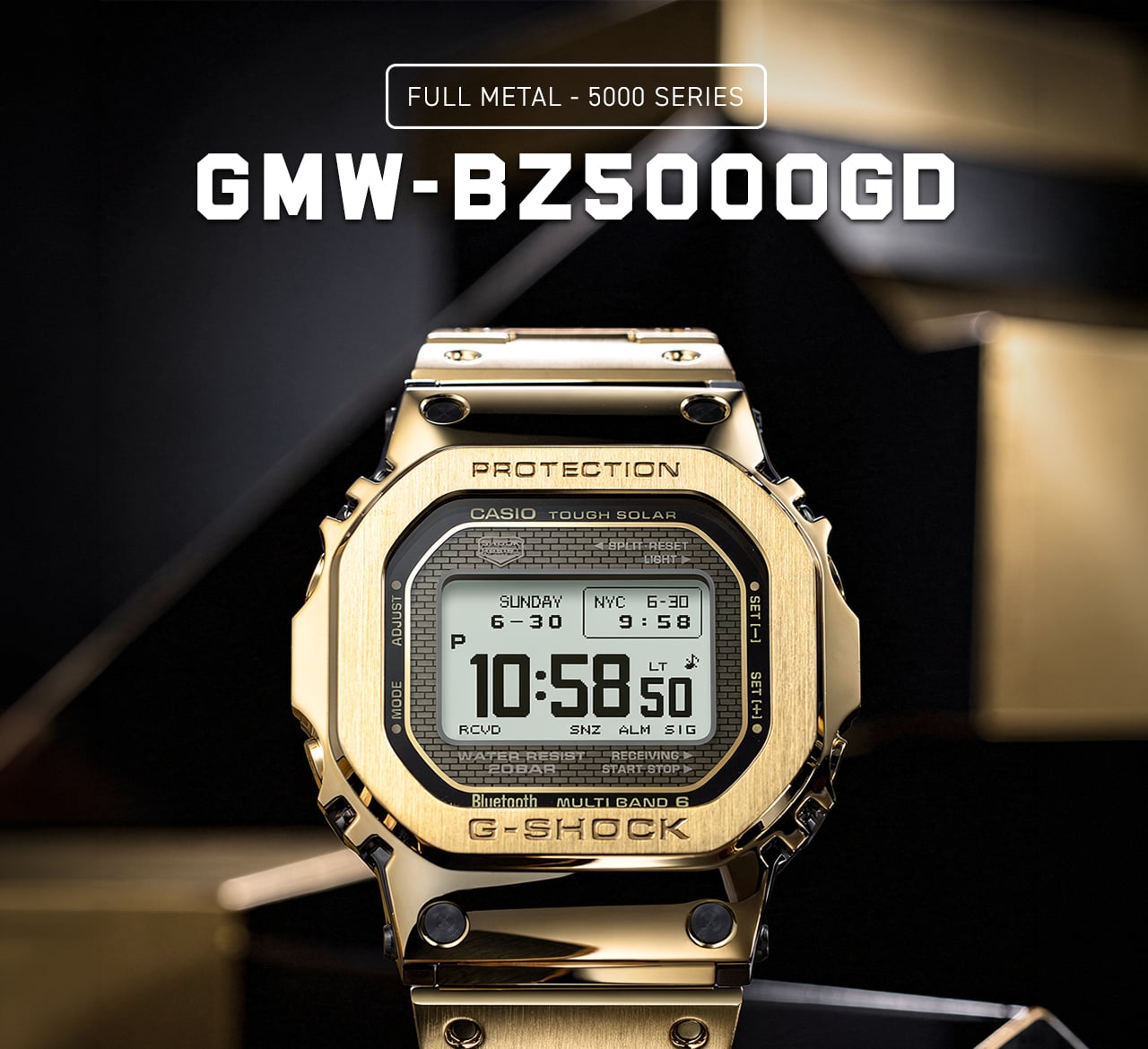 Arany G-Shock GMW-BZ5000GD-9 fém tokkal és fémszíjjal, sötét háttér előtt